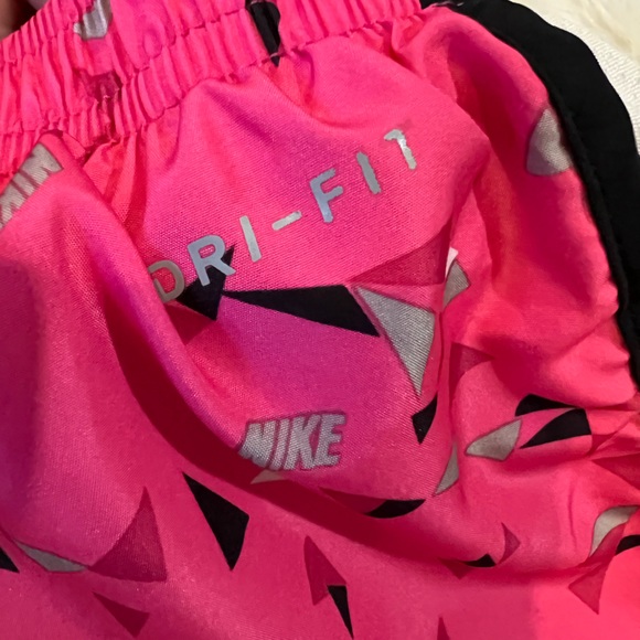 NIKE YOUTH GIRLS DRI-FIT SHORTS - SIZE XS - 3-4 YRS. - BLACK|PINK|WHITE - Picture 6 of 11
